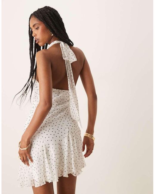 Vestido Corto Con, Lazada En El Cuello Y Bajo De Godets De Chifón De ASOS de color Natural