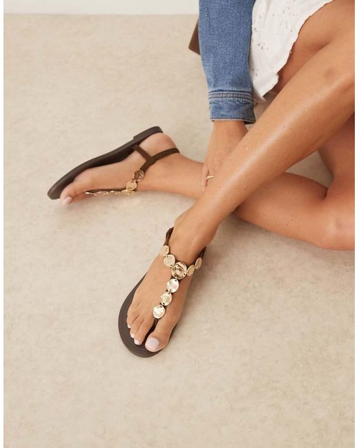 Sandalias Marrón Planas Con Tira De Dedo Y Detalle De Monedas Felicia De ASOS de color Natural