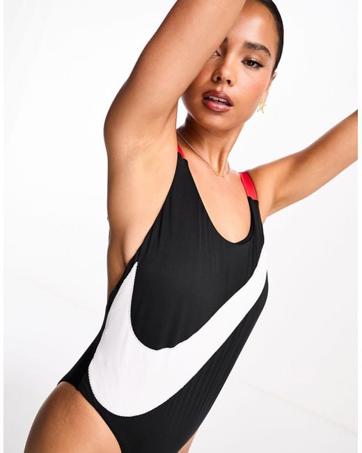 Nike Black – icon swoosh – badeanzug mit u-ausschnitt und blockfarbendesign