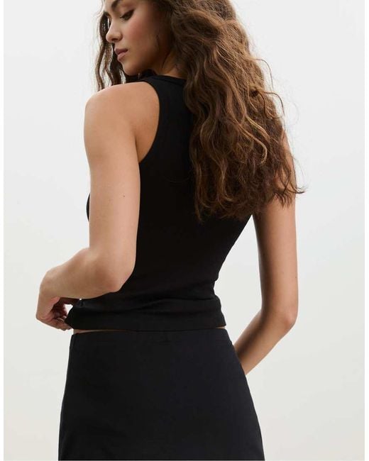 T-Shirt Nera Con Dorso A Vogatore E Scollo A V di Stradivarius in Black