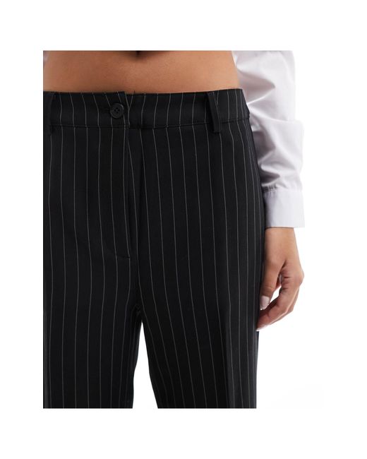 Pantaloni sartoriali con fondo ampio neri gessati di Pimkie in White