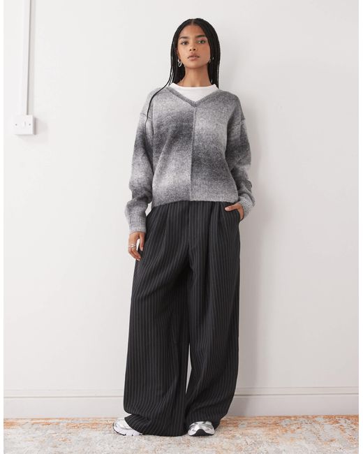 Pull teint par sections à col v - chiné Weekday en coloris Gray