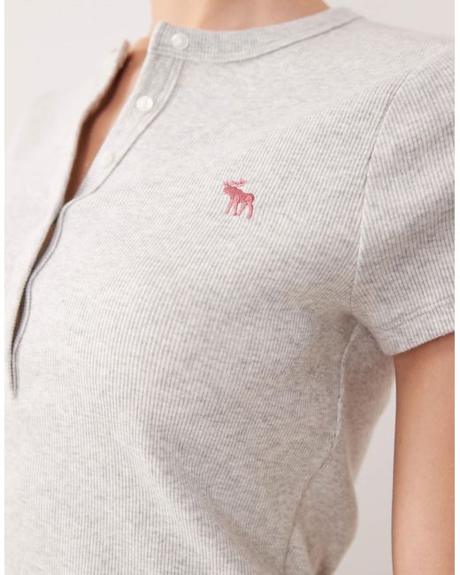Abercrombie & Fitch Gray – geripptes henley-t-shirt