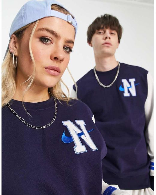 Sudadera De Cuello Redondo Con Diseño Universitario Retro De Nike de color Blue