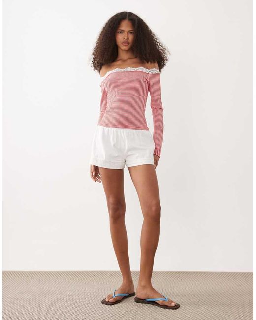 ASOS Top Met Blote Schouders, Lange Mouwen En Kanten Rand in het Red