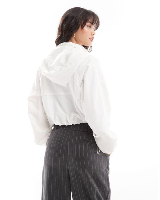 Veste à capuche aspect nylon coupe carrée Pull&Bear en coloris White