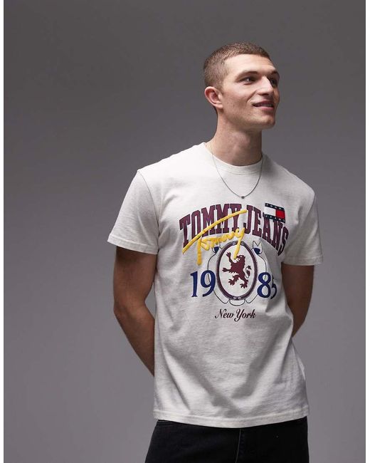 Camiseta Color Avena Con Estampado Gráfico De Estilo Universitario De -Neutro Tommy Hilfiger de color Gray
