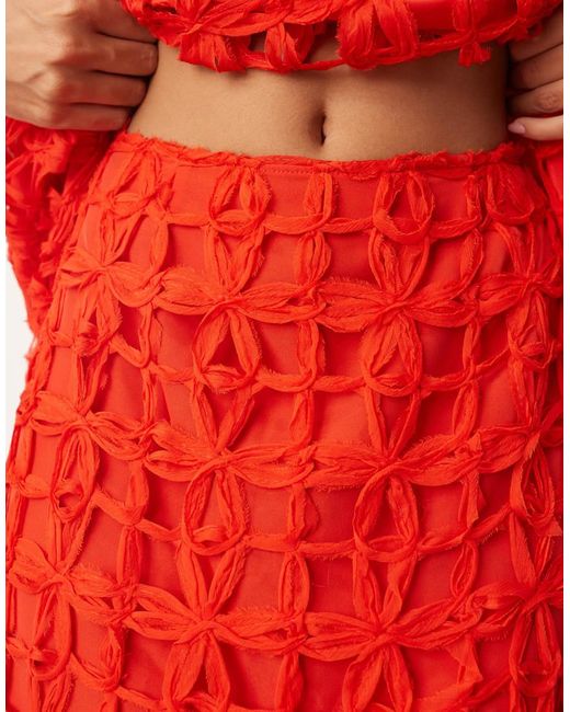 Falda Midi Roja De Corte Recto Con Patrón Floral Calado De (Parte De Un Conjunto) ARRANGE de color Red