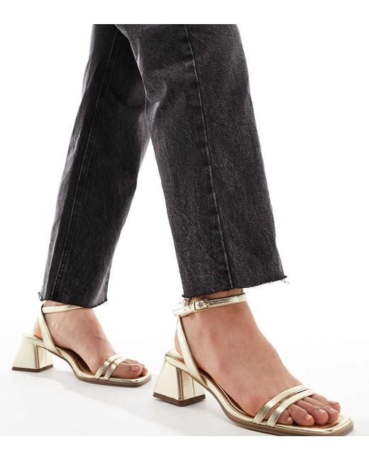 Sandalias Doradas De Tacón Medio De Bloque Honeydew De Asos Design Wide Fit de color Black