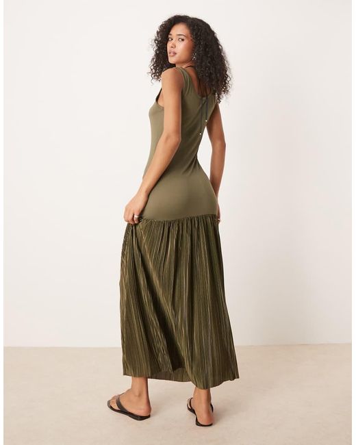 Vestido Largo Plisado Con Diseño Híbrido, Cuello Ancho Y Espalda De Nadadora De ASOS de color Green