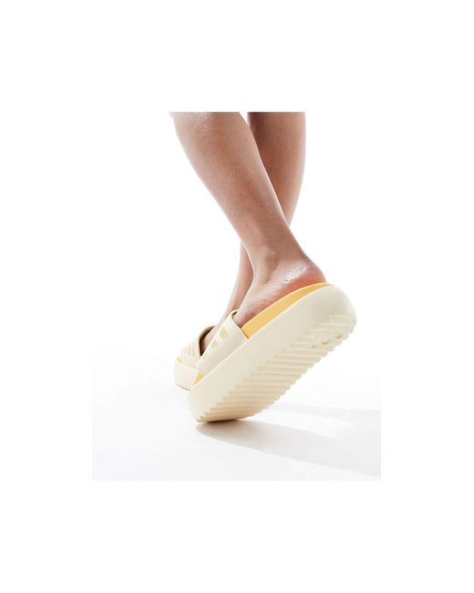 Adidas training - adilette - sliders color sabbia e oro con suola platform di Adidas Originals in White