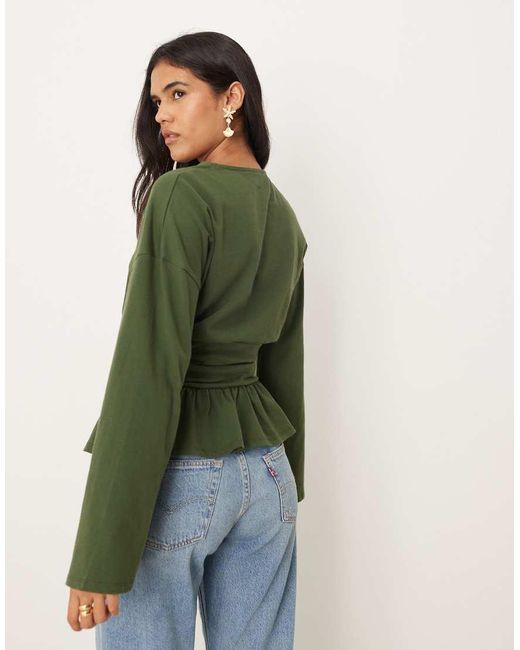 Camiseta Caqui Extragrande De Manga Larga Con Cintura Entallada Y Sobrefalda En El Bajo De -Sin Color ASOS de color Green