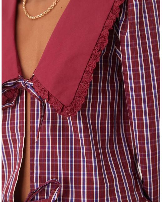 Blusa Burdeos A Cuadros Azul Marino Con Solapas Extragrandes Y Lazada Delantera De -Rojo Glamorous de color Red