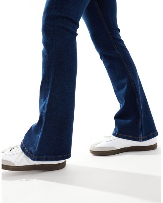 Jeans a zampa elasticizzati lavaggio scuro di ASOS in Blue da Uomo