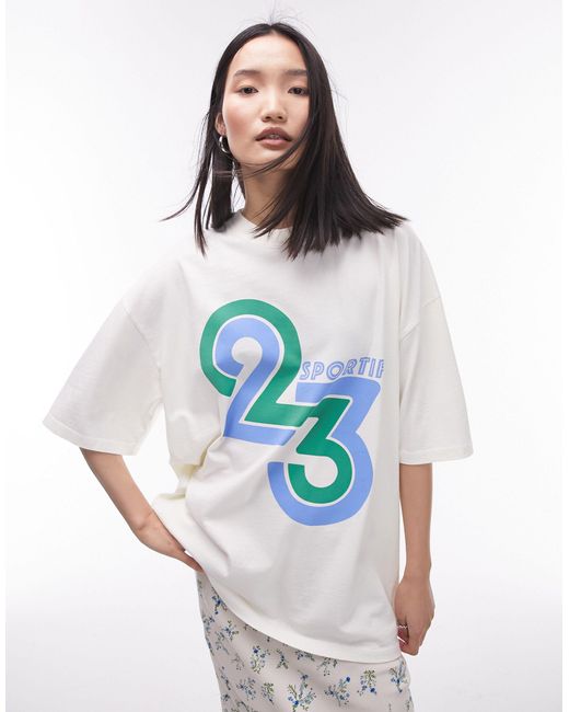 T-shirt oversize color écru con grafica sportiva "23" di TOPSHOP in Blue