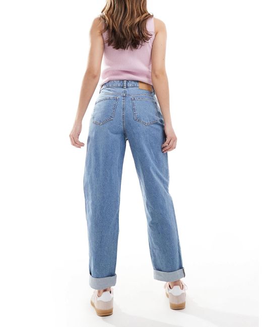 Jean mom décontracté à taille haute et genoux déchirés - délavage moyen ASOS en coloris Blue