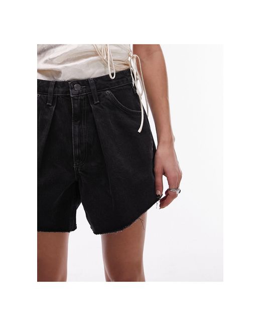Short en jean avec pinces - délavé TOPSHOP en coloris Black
