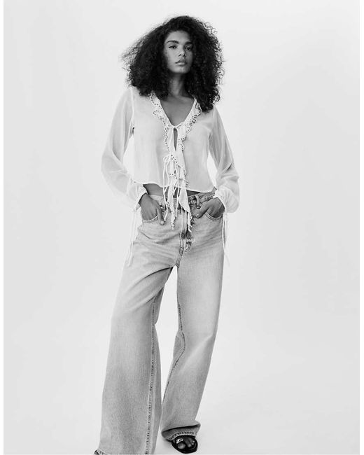 Blusa Color Vaniglia Con Volant E Ricamo Con Perline di Stradivarius in White