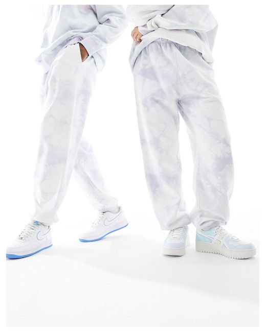Joggers unisex chiaro tie-dye di Weekday in White