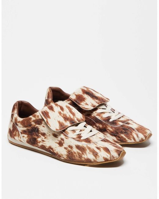 ASOS – retro-sneaker mit künstlichem ponyfell und übergroßer zunge in Brown für Herren