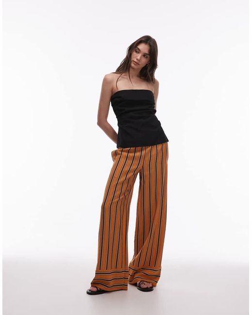 Top Con Escote Palabra De Honor Y Detalle Plegado De Lino De TOPSHOP de color Black