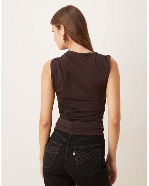 Top Senza Maniche Asimmetrico Con Dettagli di Mango in Brown