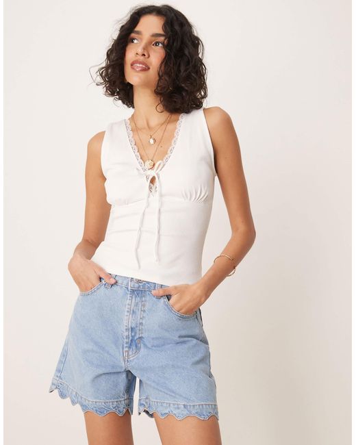 Short en jean à bords festonnés - moyen ASOS en coloris Natural