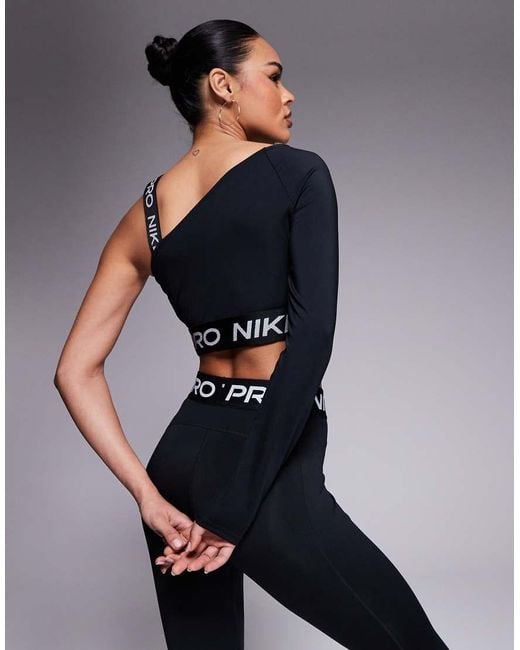 black nike crop top long sleeve