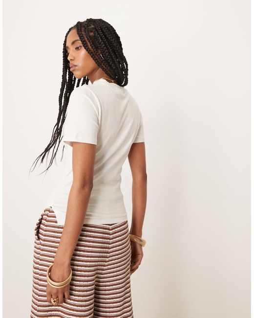 T-Shirt Color Pietra Con Arricciatura Laterale E Orlo Asimmetrico di ASOS in White