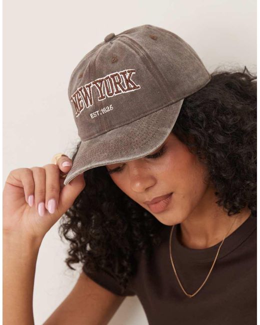 Cappellino Slavato Con Scritta "New York" di SUI AVA in Brown