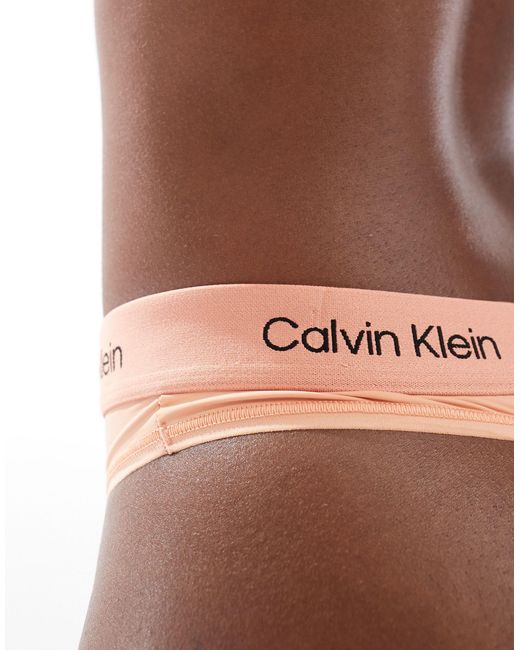 Tanga color Calvin Klein de color Brown