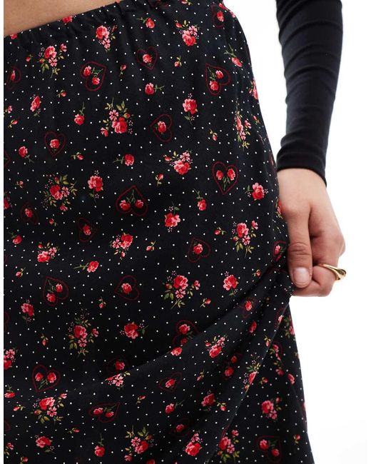 Falda Larga Negra De Corte Al Bies Con Estampado De Corazones De Fibras Hiladas De Miss Selfridge de color White