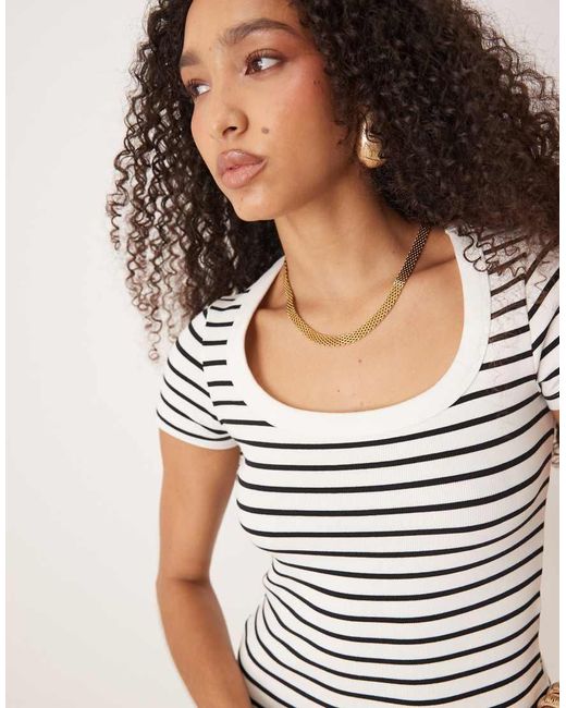 Gina Tricot Slim-Fit Geribbelde Top Met Strepen En Lage Ronde Hals En Korte Mouwen in het Brown
