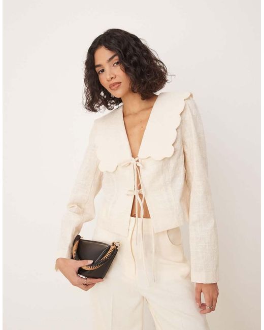 Giacca Sartoriale Color Latticello Con Colletto Smerlato E Allacciatura Sul Davanti di ASOS in Natural