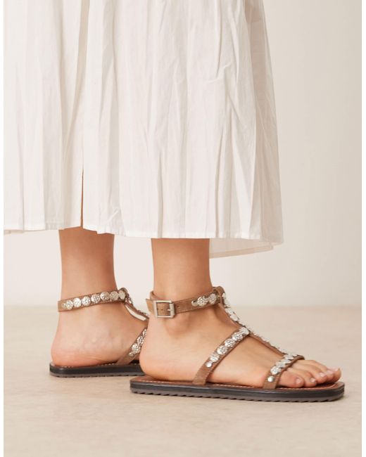 ASOS Natural – felix – flache sandalen aus hellem wildleder mit metallmünzenverzierung