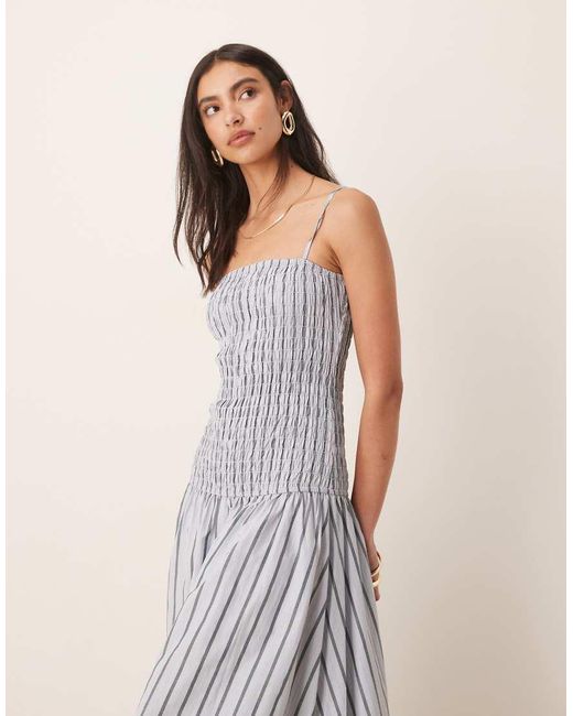 Vestito Lungo Arricciato A Righe Color Antracite Con Vita Scesa di Glamorous in White