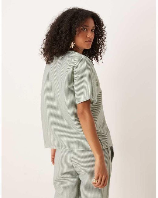 Top A Rayas Con Lazada Delantera De Sirsaca De (Parte De Un Conjunto) Jdy de color Green