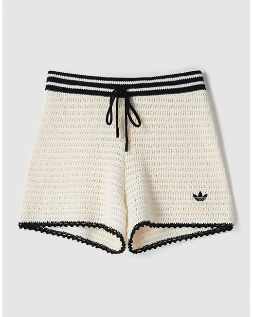 Pantalones Cortos Con Ribete En Contraste De Punto De Croché De Originals X Asos-Neutro Adidas de color White