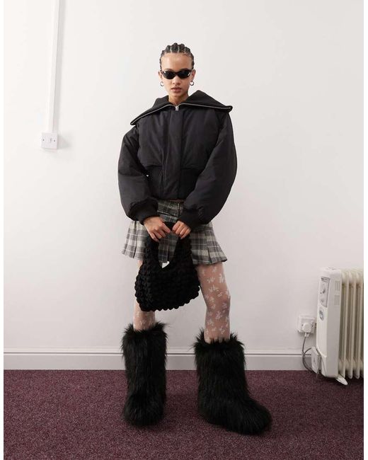 Weekday Aoi in het Black