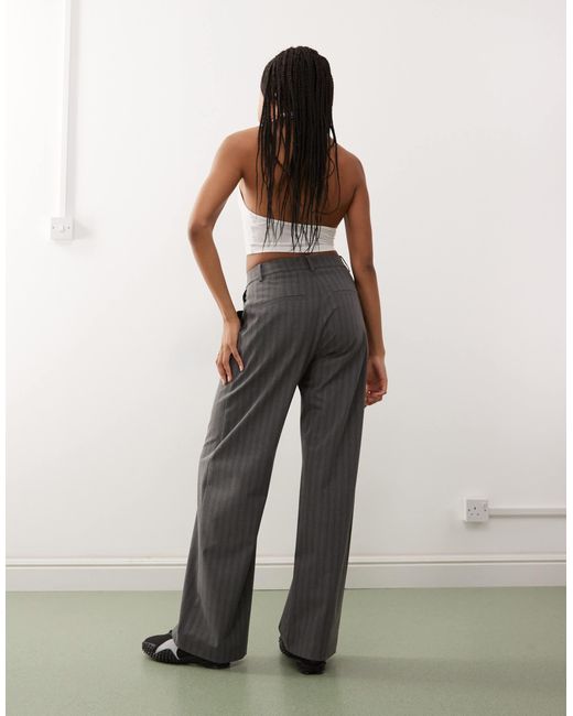 Drew - pantalon ample d'ensemble à taille mi-haute et pinces devant - chiné à rayures Weekday en coloris Gray