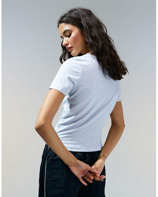 T-shirt crop top ajusté - délavé ASOS en coloris White