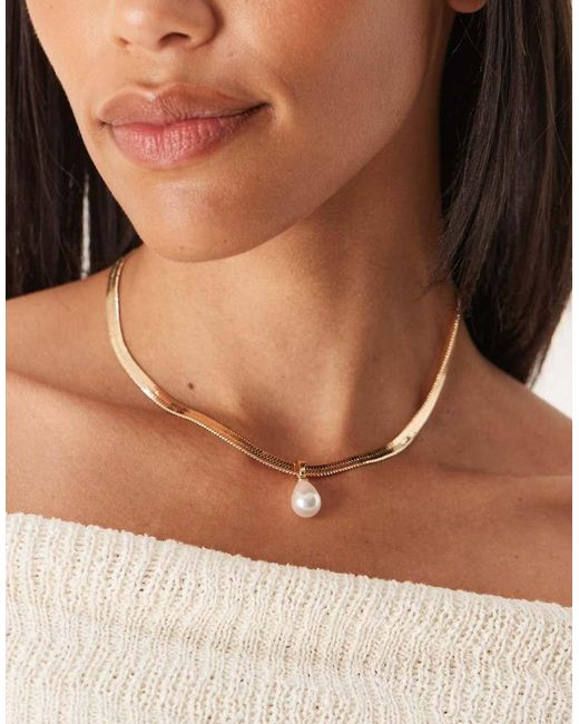 Collar Corto De Cadena Plana Con Colgante De Perla De Imitación De ASOS de color Brown