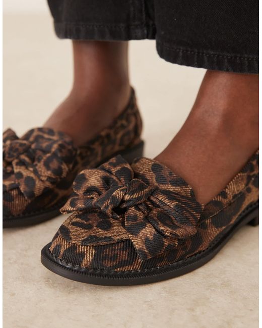 ASOS Brown – memphis – flache schuhe mit zierschleife und leopardenmuster