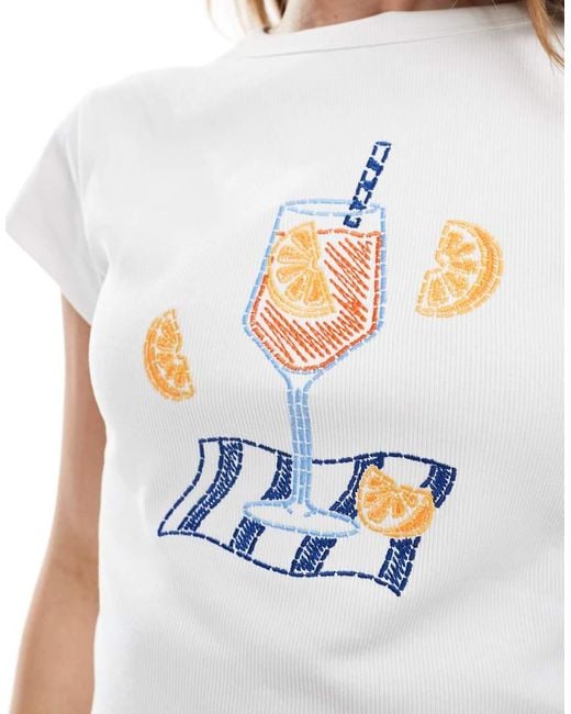 T-Shirt Baby Color Panna Con Stampa Di Cocktail di ASOS in White