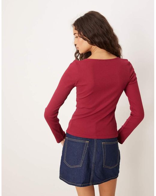 ASOS Geribbelde Top Met Keyhole, Lange Mouwen En Metalen Details in het Red