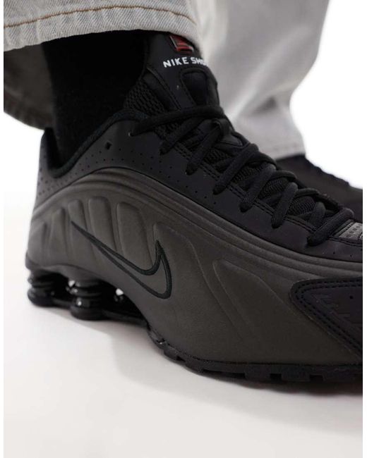 Shox R4 di Nike in Black da Uomo