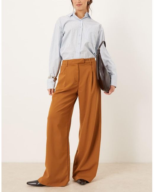 Pantalones De Sastre De Talle Bajo Y Pernera Ancha De ASOS de color White