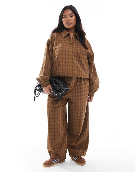Curve - pantalon texturé coupe bouffante d'ensemble à enfiler avec surpiqûres - moutarde à carreaux ASOS en coloris Brown