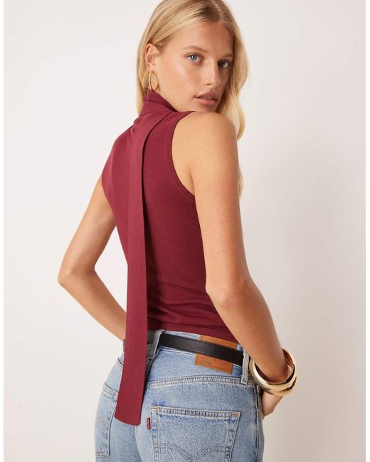 Top Burdeos Sin Mangas Con Cuello Alto Con Fular De Punto De -Rojo Pretty Lavish de color Red