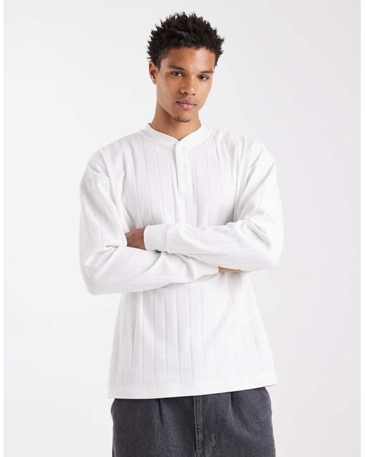 Camiseta Blanca Extragrande De Manga Larga Con Cuello Panadero De Canalé Ancho De ASOS de hombre de color White